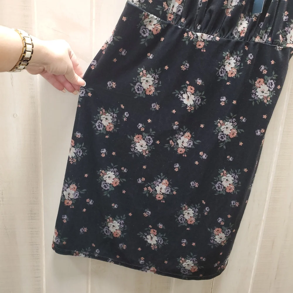Hollister Velvet Dress Size M - NEW with Tags - Picture 7 of 9
